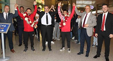 Peru'da altın madalya kazanan genç halterci Ramazan Efe Yılmaz, çiçeklerle karşılandı