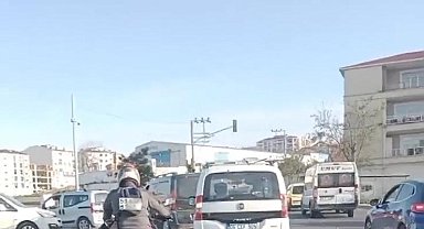 Plakayı sırtına geçirdi