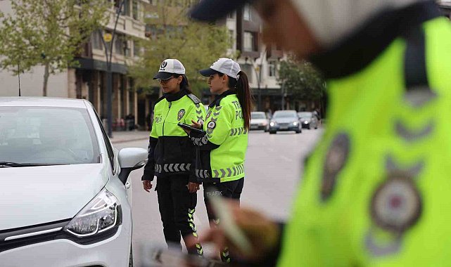Polis anneler en özel günlerinde de aşkla görev başında