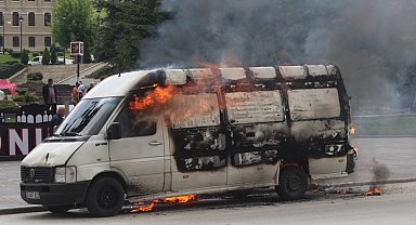 Polis ekibi işlem yapmak isteyince hacizli aracı ateşe verdi
