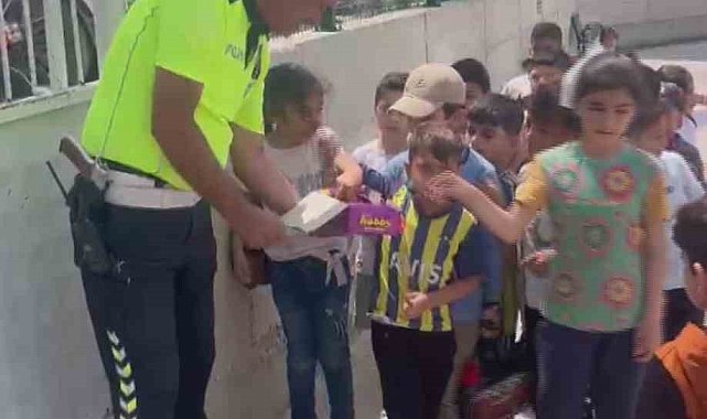 Polis ekiplerinin okul önündeki çikolata sırası yürekleri ısıttı