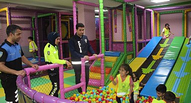 Polisler çocukların oyun merkezine gitme hayalini gerçekleştirdi