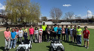 Polislerden çocuklara trafik eğitimi