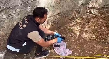 Polislerin dikkati poşette saklanmış tabancayı ortaya çıkardı