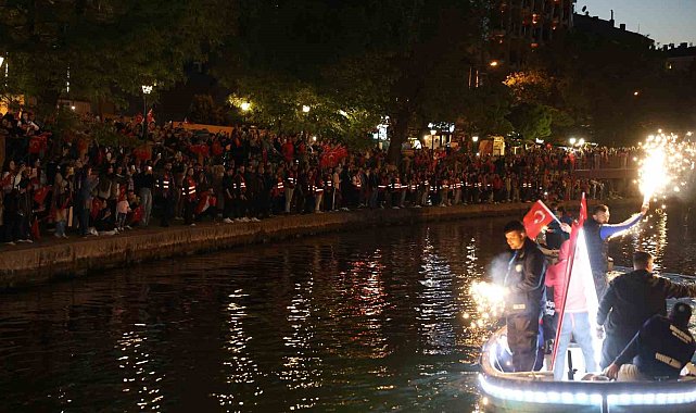 Porsuk Çayı'nda fener alayı düzenlendi