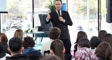 Profesörden yapay zeka uyarısı: "Mesajlarınız okunuyor, analiz ediliyor"