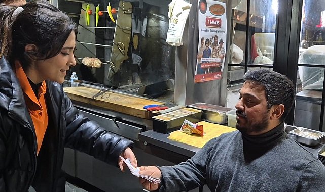 "Bir zamanlar işçiydim" dedi, günlük hasılatını işçilerine dağıttı