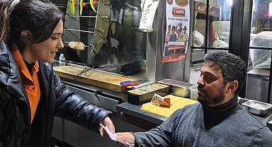 "Bir zamanlar işçiydim" dedi, günlük hasılatını işçilerine dağıttı