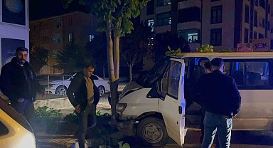 "Dur" ihtarına uymayan ehliyetsiz sürücünün kullandığı araç ağaca çarptı: 38 bin TL ceza yedi