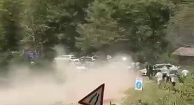 Ralli yarışında korku dolu anlar: Yarış aracı seyircilerin bulunduğıu bölgeye savruldu