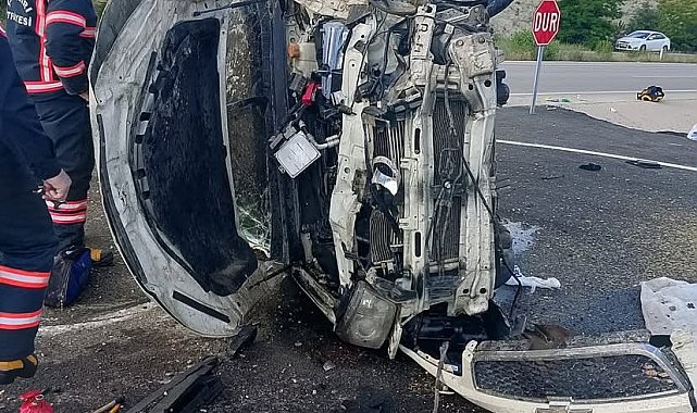 Refüje çarpan otomobil takla attı: 1 ölü, 3 yaralı