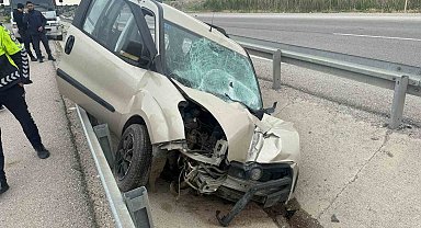 Refüje giren hafif ticari araçta 3 kişi yaralandı