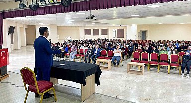 Rektör Sarıbıyık liseli öğrenciler ile tecrübelerini paylaştı