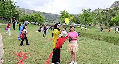 Rengarenk uçurtmalar Beydağı'nda gökyüzüyle buluştu
