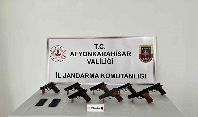 Ruhsatsız silahları satamadan jandarmaya yakalandı