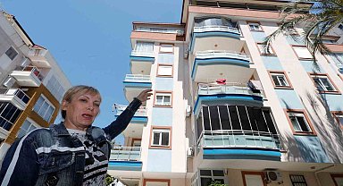 Rus öğretmen Antalya'da varlık içinde yokluk yaşıyor