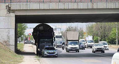 Rüzgar türbini köprüye takıldı