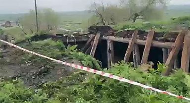 Sağanağın etkisiyle ahır çöktü, hayvanlar enkaz altında kaldı