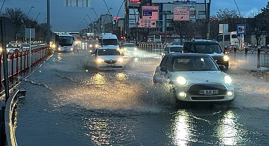 Sağanak yağış Kayseri'de hayatı olumsuz etkiledi
