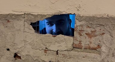 Şaka gibi olay komedyenin başına geldi: Duvarı kırıldı tamirci göründü