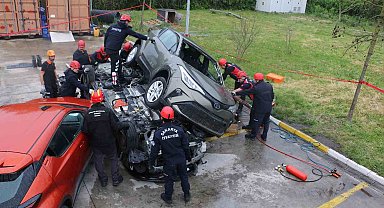 Sakarya Büyükşehir itfaiyesi eğitimlerle farklı şehirlerin adresi oluyor