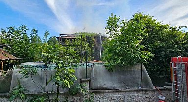 Sakarya'da 2 katlı ahşap evde yangın