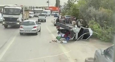 Sakarya'da fidanlıktaki ağaçlı saksılara çarpan otomobil ters döndü: 1 yaralı