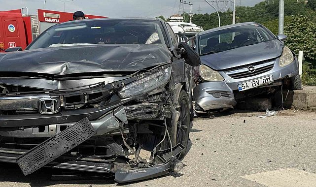Sakarya'da otomobiller çarpıştı: 4 yaralı