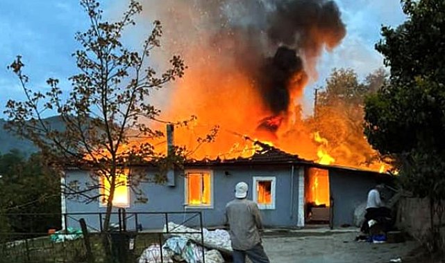 Sakarya'da tek katlı ev alev topuna döndü