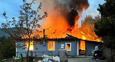 Sakarya'da tek katlı ev alev topuna döndü