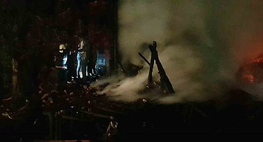 Samanlıkta başlayan yangın ahşap eve sıçradı