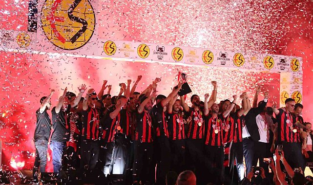 Şampiyon Eskişehirspor kupasını kaldırdı