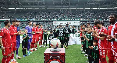 Şampiyon Kocaelispor son maçına alkışlarla çıktı