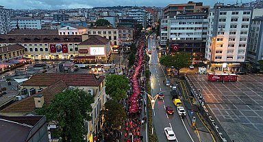 Samsun'da 1919 metrelik bayrakla yağmur altında "Bayrak ve Fener Alayı" yürüyüşü