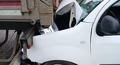 Samsun'da hafif ticari araç tıra çarptı: 1 yaralı