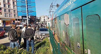 Samsun'da kırmızı ışık ihlali yapan otomobil tramvay ile çarpıştı