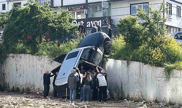 Samsun'da lüks cip istinat duvarından düştü: 2 yaralı