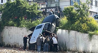 Samsun'da lüks cip istinat duvarından düştü: 2 yaralı