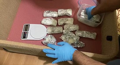 Samsun'da polis evdeki baza altında 1 kilo 350 gram metamfetamin ele geçirdi