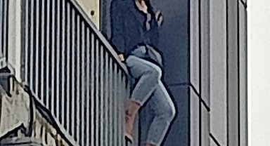 Samsun'da üst geçidin korkuluklarına çıkan kadını polis ikna etti