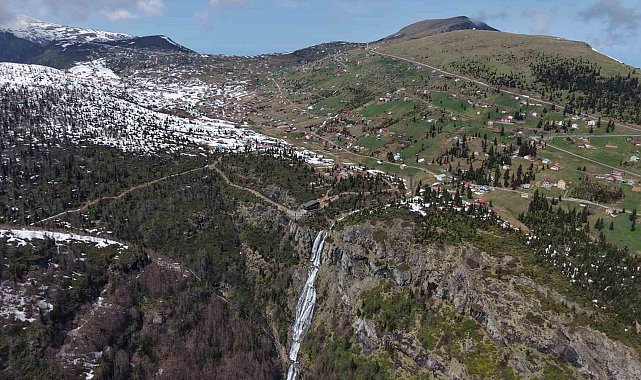 Sandık Gölü ve Şelalesi etkileyici görüntüsüyle görenleri büyülüyor