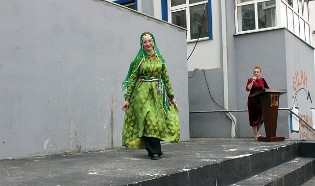 Sandıktan podyuma: 80 yıllık giysiler yeniden hayat buldu
