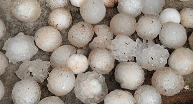 Şanlıurfa'da kar topu büyüklüğünde dolu yağdı: Ekili araziler ve araçlar zarar gördü