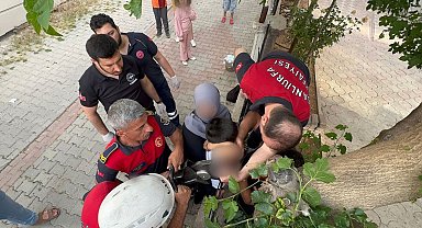 Şanlıurfa'da koluna demir korkuluk saplanan çocuğu itfaiye kurtardı