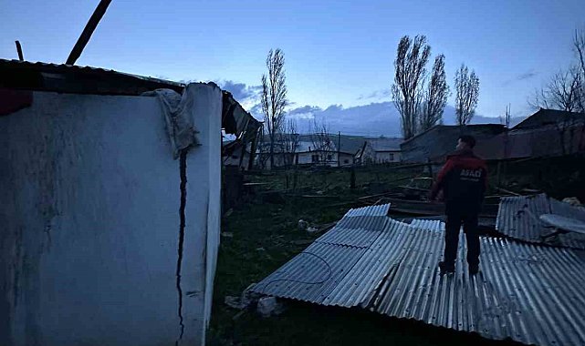 Sarıkamış'ta fırtına okulun ve evlerin çatısını uçurdu