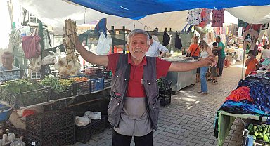 Şarkı söyleyerek ekmeğini kazanan pazarcı herkese neşe saçıyor