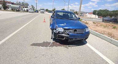 Şarkikaraağaç'ta belediye aracı motosikletle çarpıştı: 3 yaralı