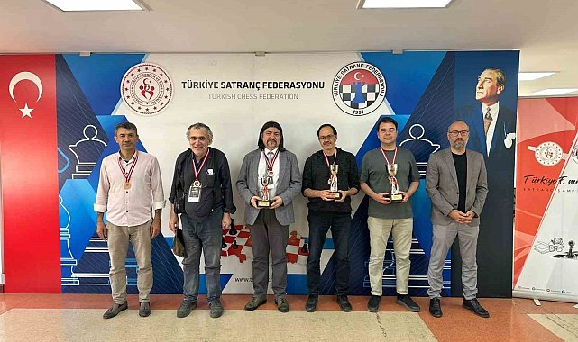 Satrançta gençler ve emektarlar kıyasıya mücadele etti