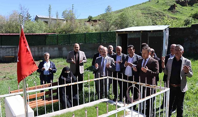 Şehide kabri başında anma