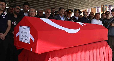 Şehit Jandarma Astsubay Emre Polat memleketi Sivas'ta kılınan cenaze namazının ardından toprağa verildi